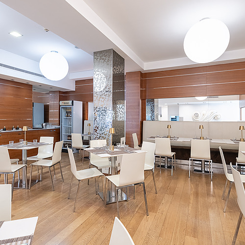 Buffet petit-déjeuner Smy: Corporativa avec céréales, grille-pain et jus.