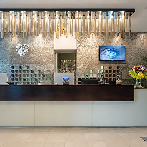 Lobby moderne avec canapés blancs, art et ascenseur. Parfait pour les séjours Smy: Corporativa.