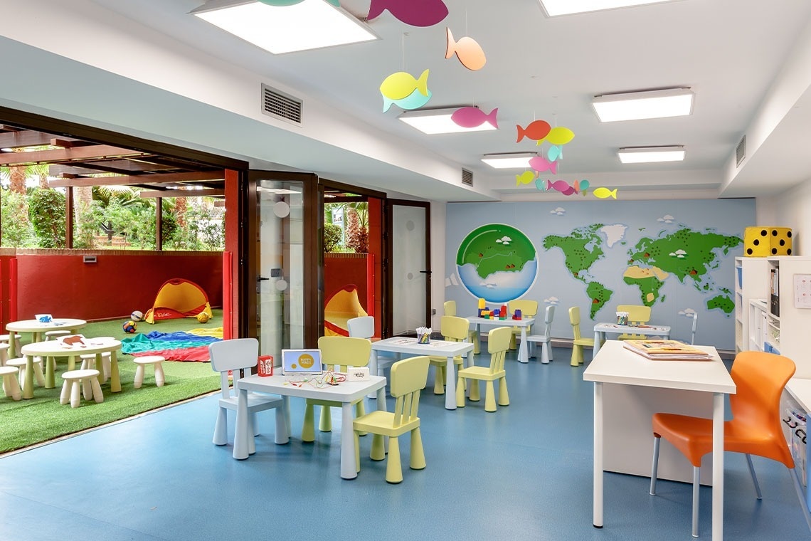 ein Mann sitzt an einem Tisch und benutzt ein Tablet