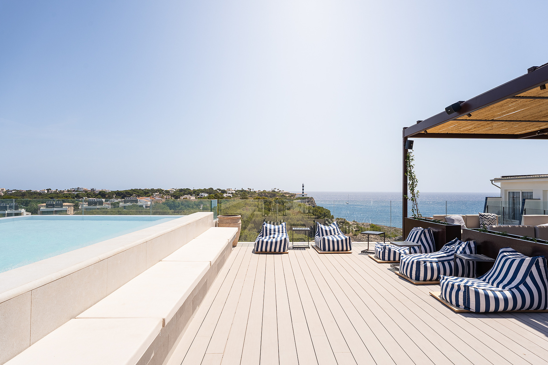 Hotel Smy Portocolom 4*Sup: Infinity pool view over bay & boats, Majorca. Official web.