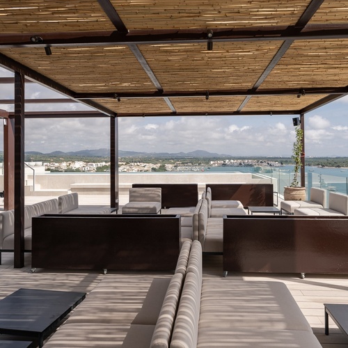 Terraço de hotel com vista mar. Perfeito para eventos corporativos.