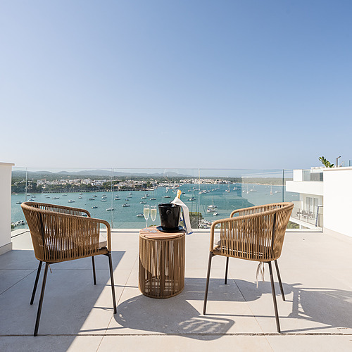 Bright, modern hotel room, perfect for business trips. Smy: Corporativa.