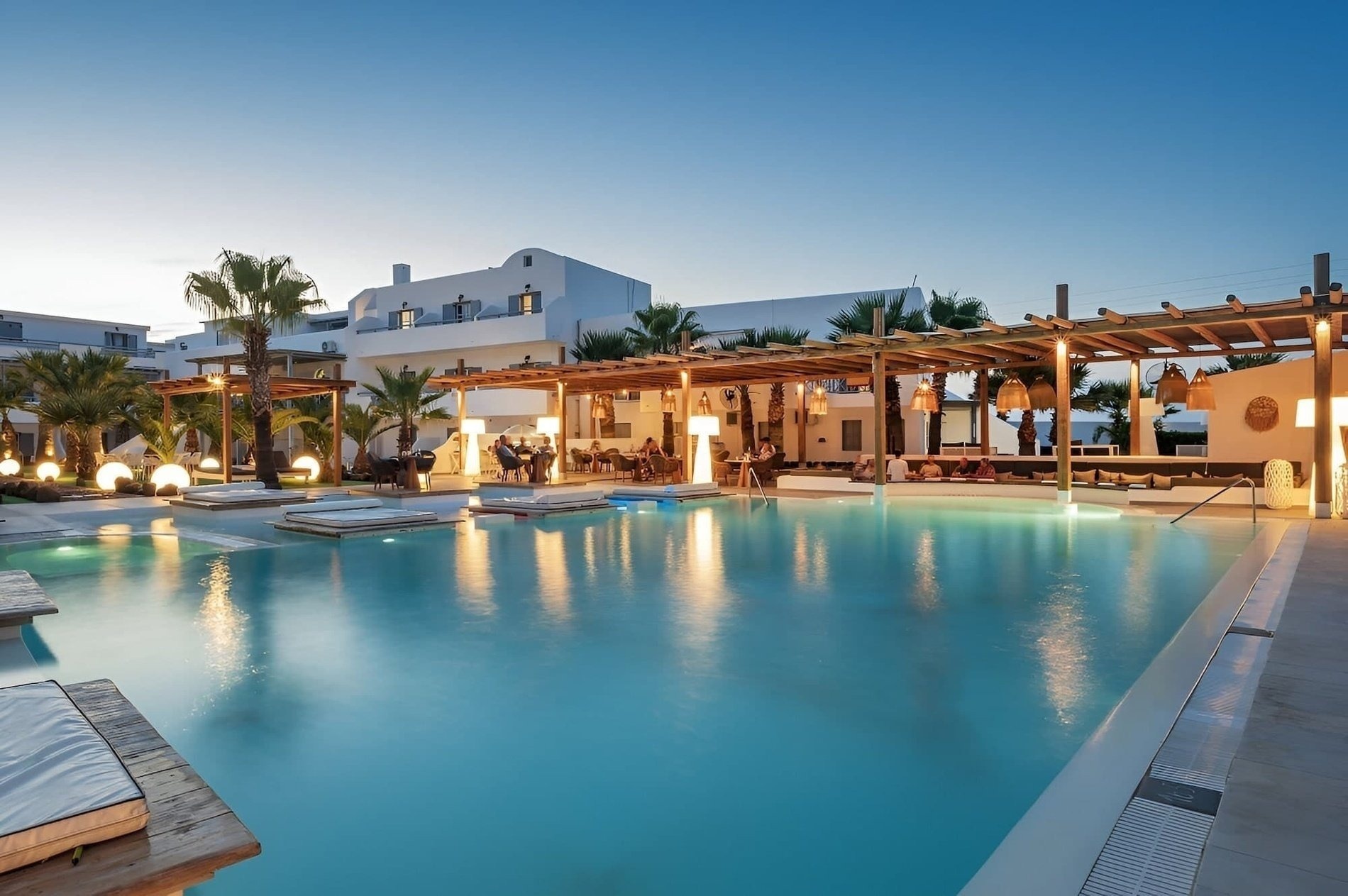 un patio avec des tables et des chaises et des pots de plantes