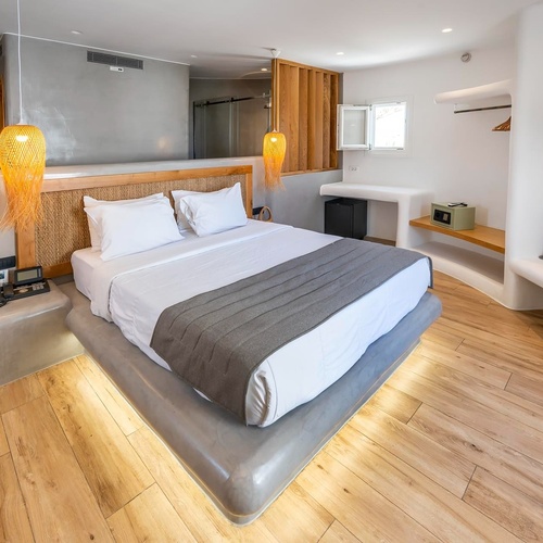 une chambre d' hôtel avec un lit et une télévision