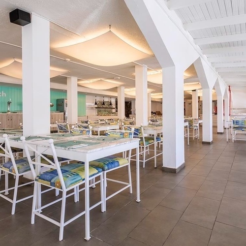 ein Tisch in einem Restaurant mit Blick auf das Meer