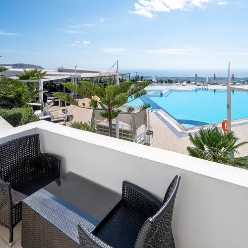 ein Balkon mit Blick auf einen großen Swimmingpool