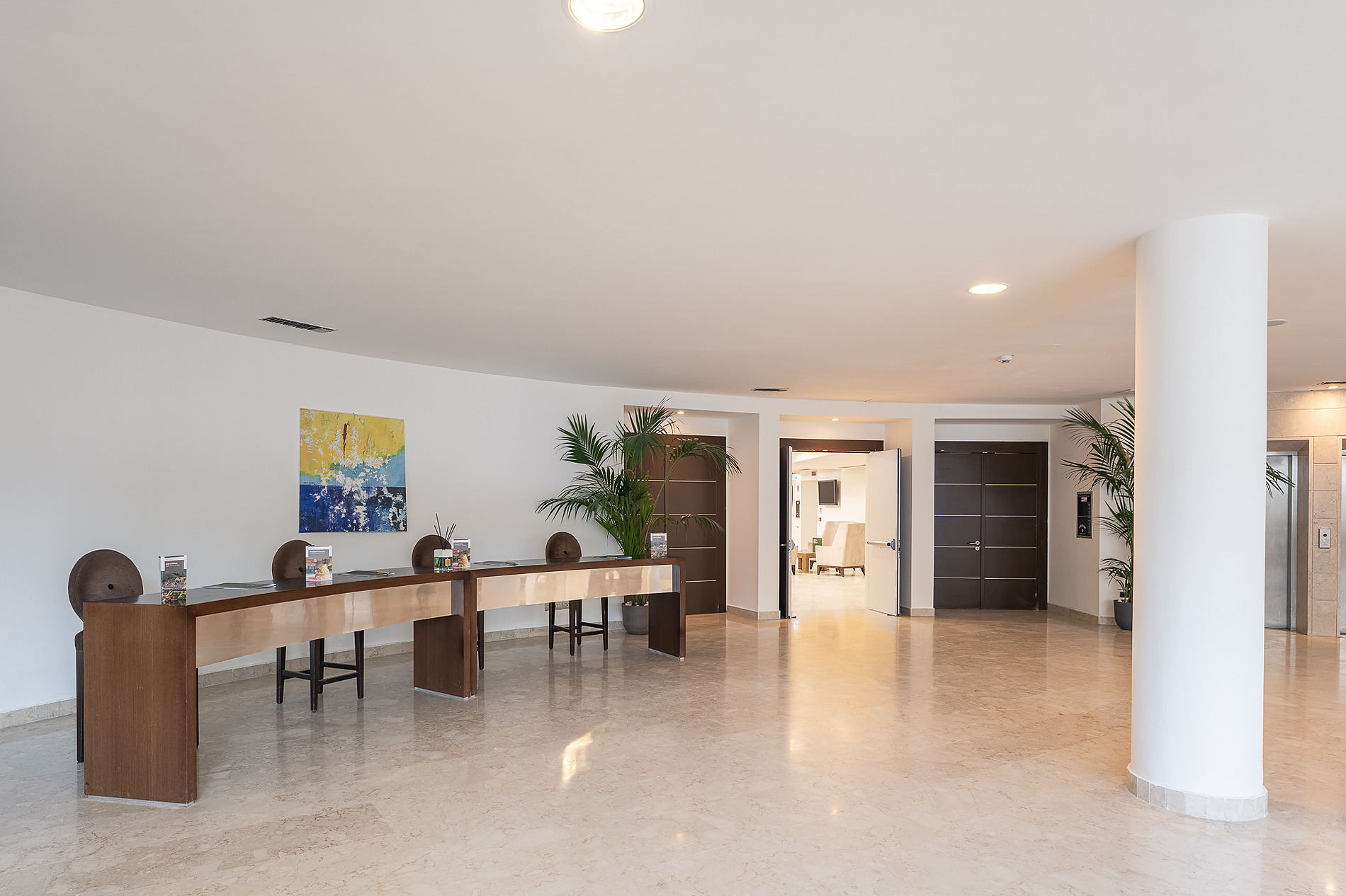 Arrivée en limousine à l'hôtel Smy Pisa Plaza 5*, parfait pour les événements. Visitez le site officiel de Smy Hotels.