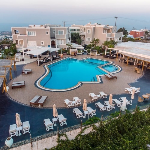 ein großer Pool mit Liegestühlen und Sonnenschirmen umgeben