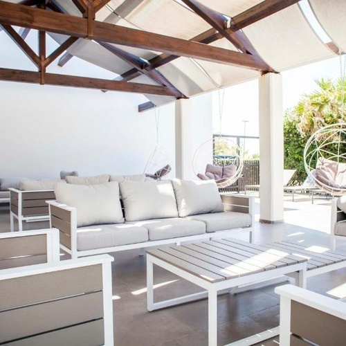 ein Wohnzimmer mit weißen Möbeln und einer Hängematte