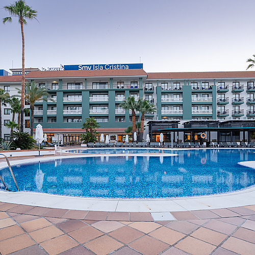 Smy: Corporativa, lebhafter Pool und Semy Isla Cristina Hotel in der Sonne.