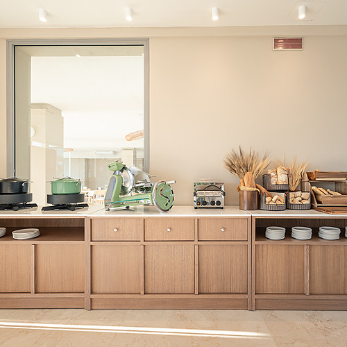 Buffet petit déjeuner avec pain et viennoiseries, idéal pour votre Smy: Corporativa.