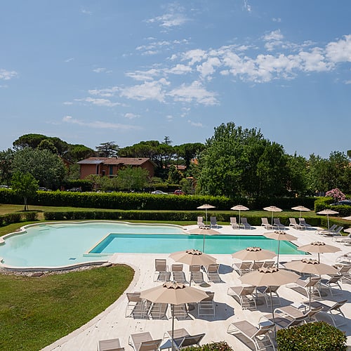 Piscine extérieure avec chaises longues et parasols dans un hôtel Smy: Corporativa.