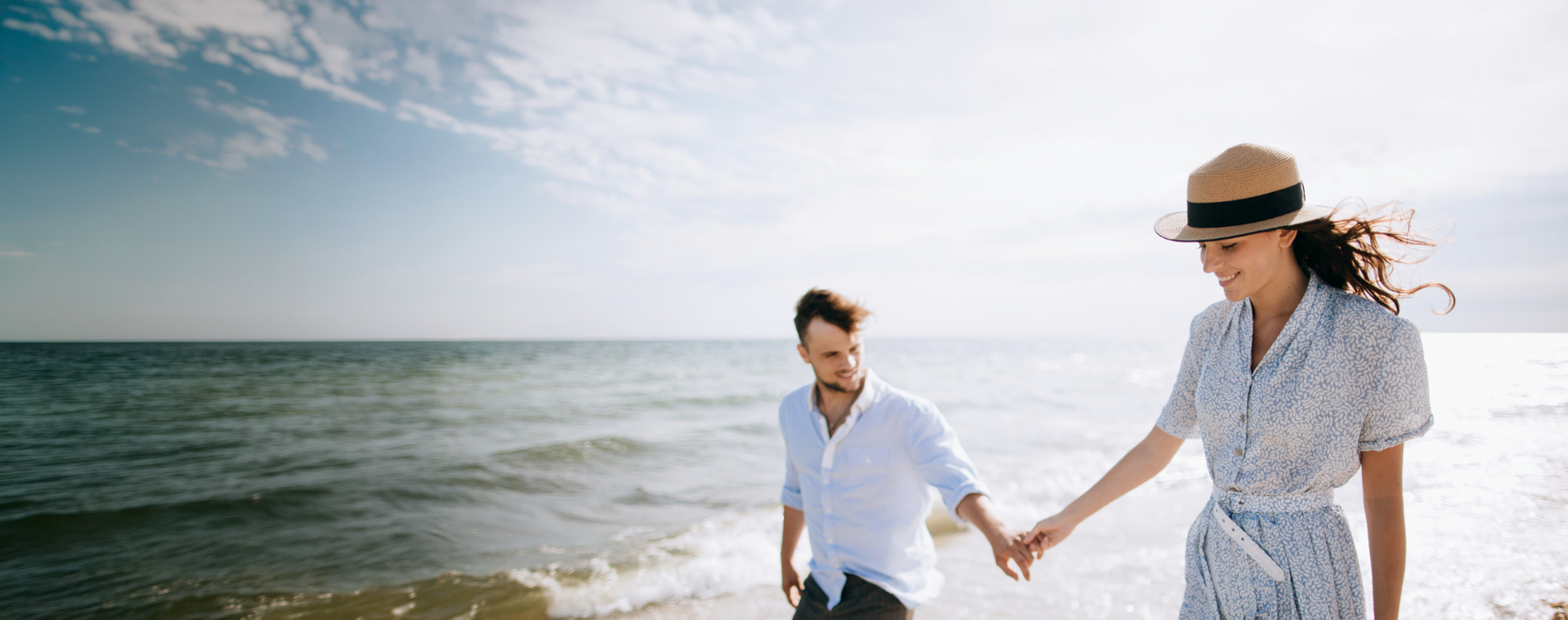 Coppia felice in vacanza. Ideale per Smy: Corporativa e fughe romantiche.
