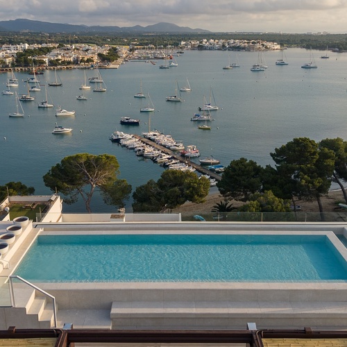 Piscina infinita com vista para a marina, ideal para Smy: Corporativa.