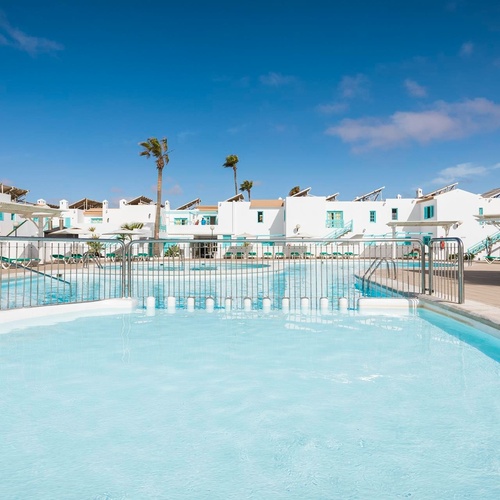 ein großer Swimmingpool in einem Hotel mit einem blauen Schild davor