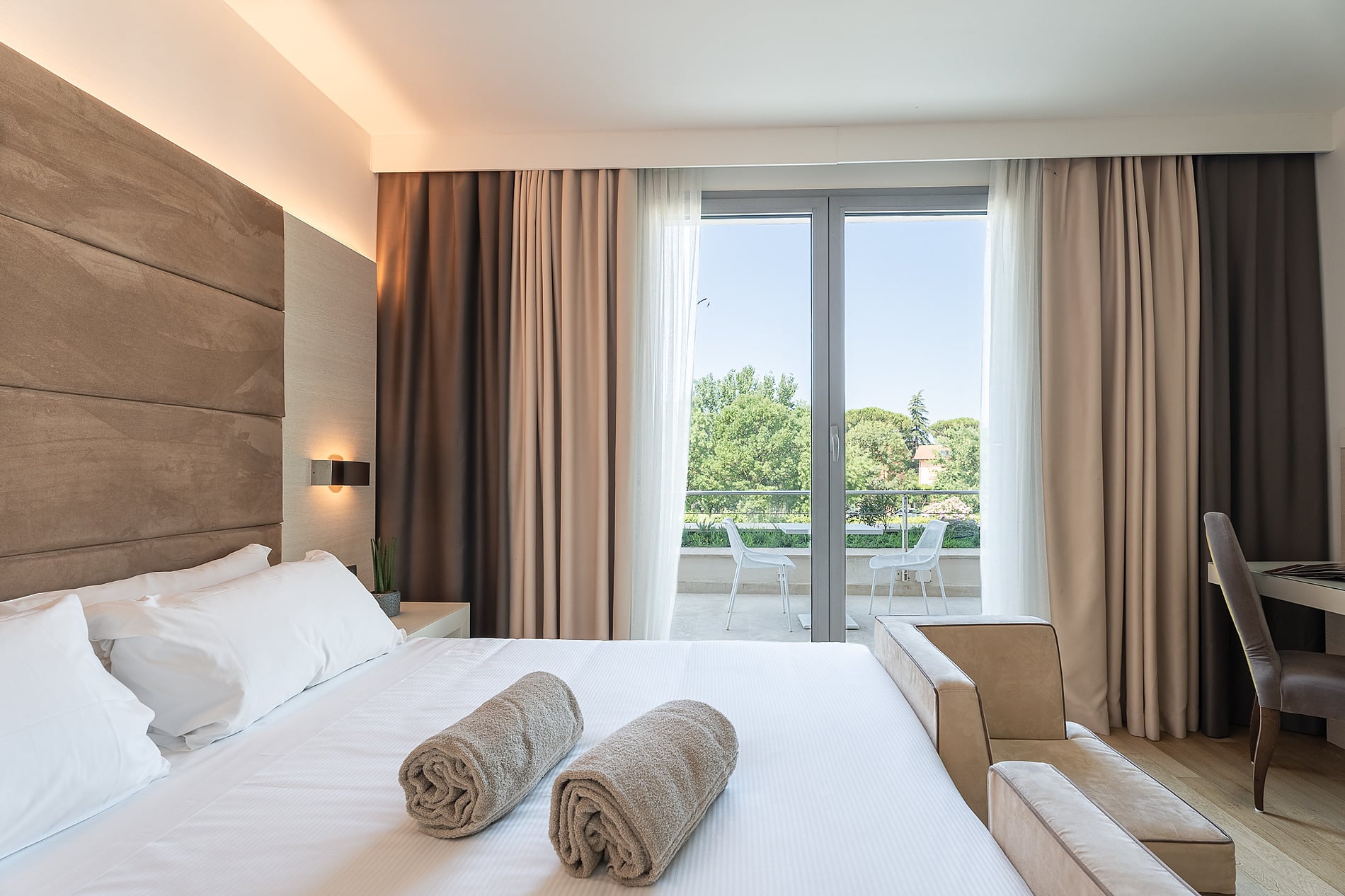 Hôtel Pisa Plaza 5* : Piscine et bâtiment moderne avec ciel bleu.