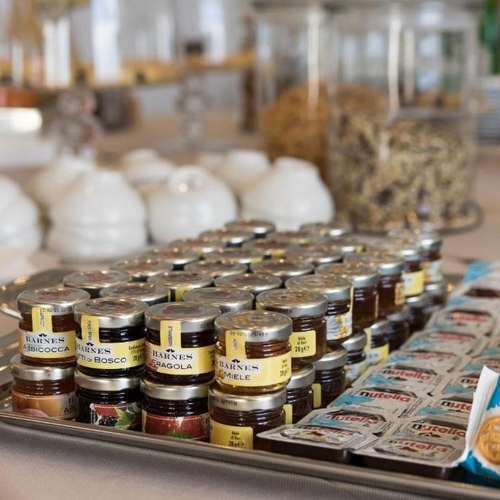 ein Tablett mit marmelade und nutella auf einem Tisch