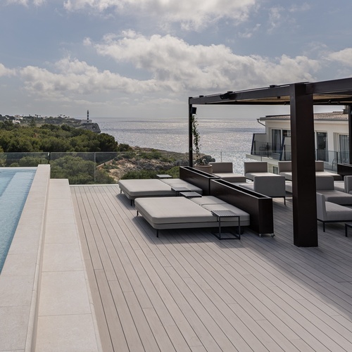 Terraço de hotel de luxo com piscina infinita e vista mar, perfeito para eventos Smy: Corporativa.