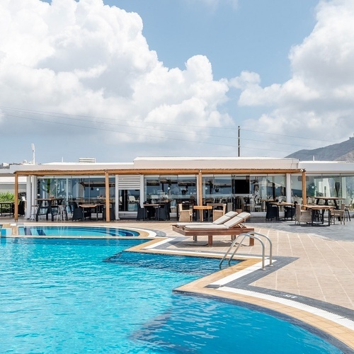 ein großer Swimmingpool mit einem Restaurant im Hintergrund