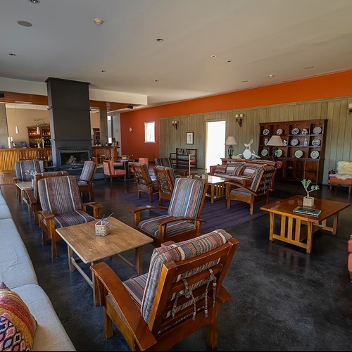 un soggiorno con un divano rosso e un tavolo