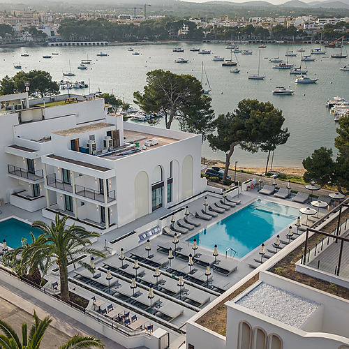 Modern hotel pool with sun loungers and Smy: Corporativa lounge area.