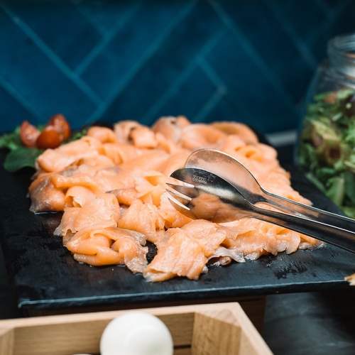 Salmão defumado e ovos cozidos, ideal para sua Smy: Corporativa.