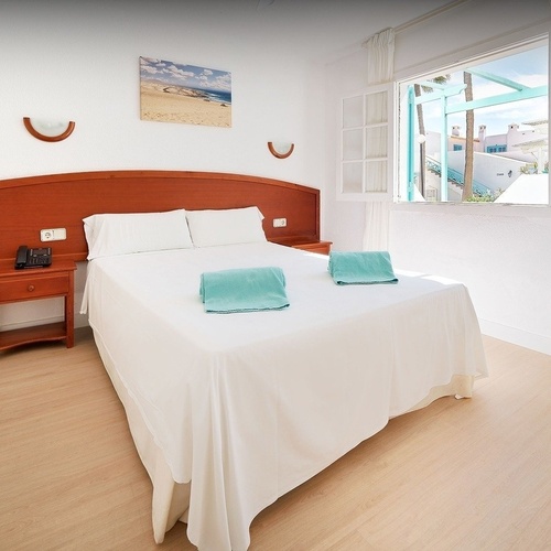 ein Hotelzimmer mit einem Bett und einem Stuhl