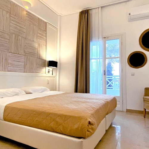 ein Hotelzimmer mit einem Bett und einem Stuhl