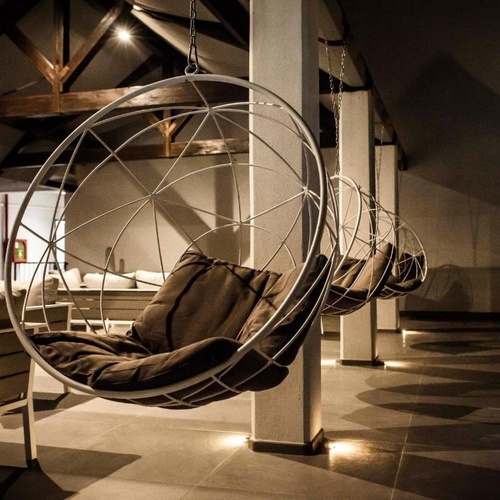 hängende Stühle mit braunen Kissen in einem Raum