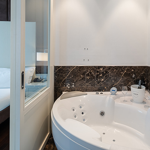 Jacuzzi dans la salle de bain pour les séjours Smy: Corporativa. Vue sur la chambre voisine.