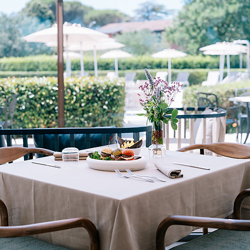 Table d'hôte extérieure avec mini-burgers et fleurs, parfaite pour un séjour @Smy: Corporativa@.