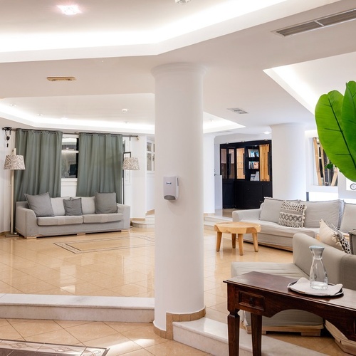 ein Wohnzimmer mit einer Couch und einem Tisch