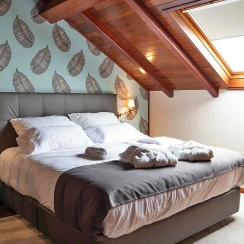 un dormitorio con una cama y un techo de madera