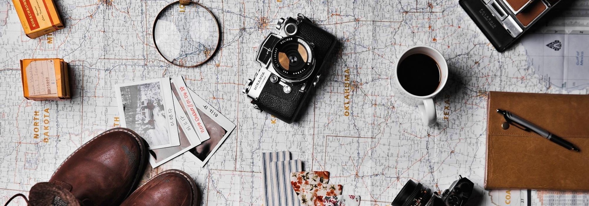 una piscina con un gran edificio en el fondo .