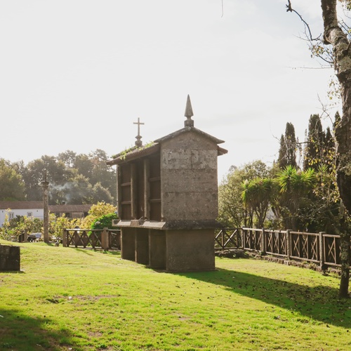 una casa de piedra con escaleras que conducen a ella