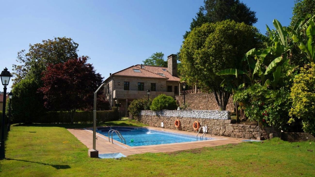 Pazo de Adran: Piscina y jardín