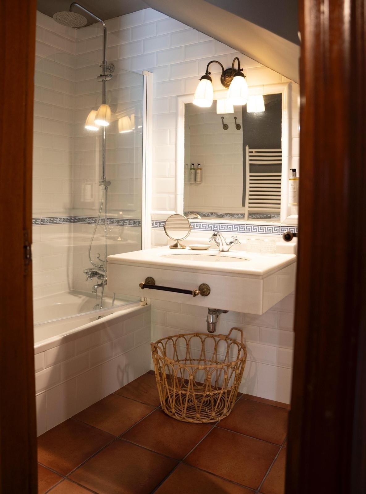 un cuarto de baño con un lavabo y una bañera