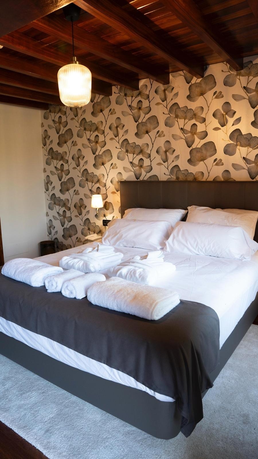 una habitación con una cama y una alfombra en el suelo