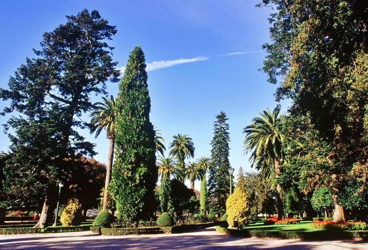 un faro en una pequeña isla en medio del océano