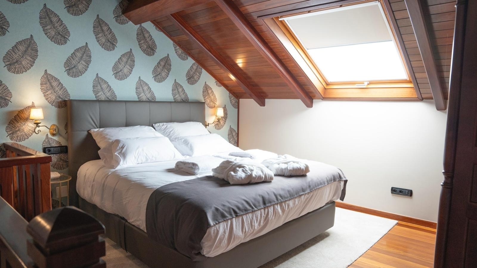 una habitación de hotel con dos camas y una mesa