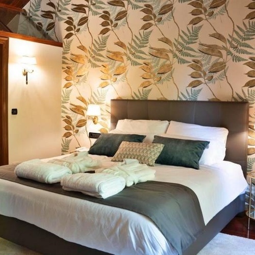 una habitación con una cama king size y una alfombra blanca