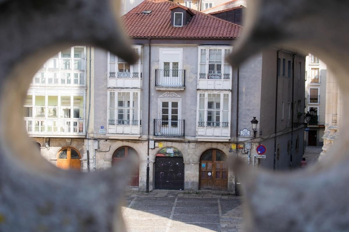un hombre lleva una tabla de surf por la playa al atardecer