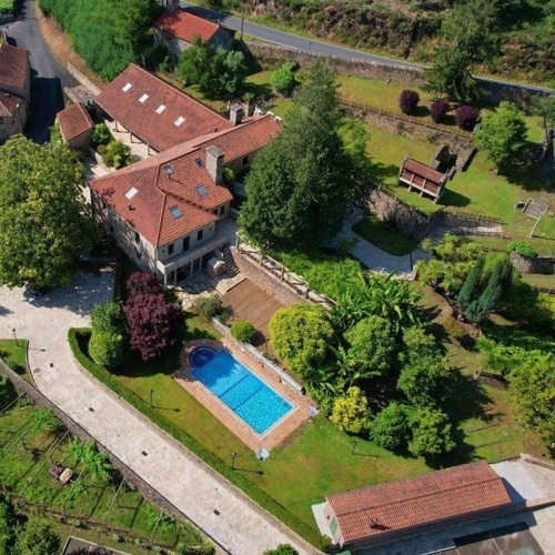 Pazo de Adran (SNO): Piscina y jardines exuberantes.