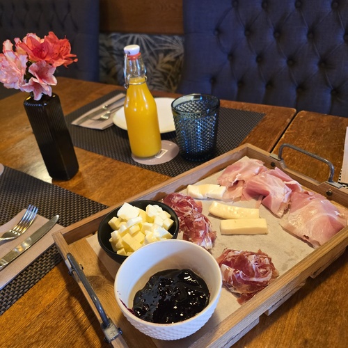 Desayuno en SNO: Pazo de Adrán: tabla de embutidos, queso, mermelada y zumo.