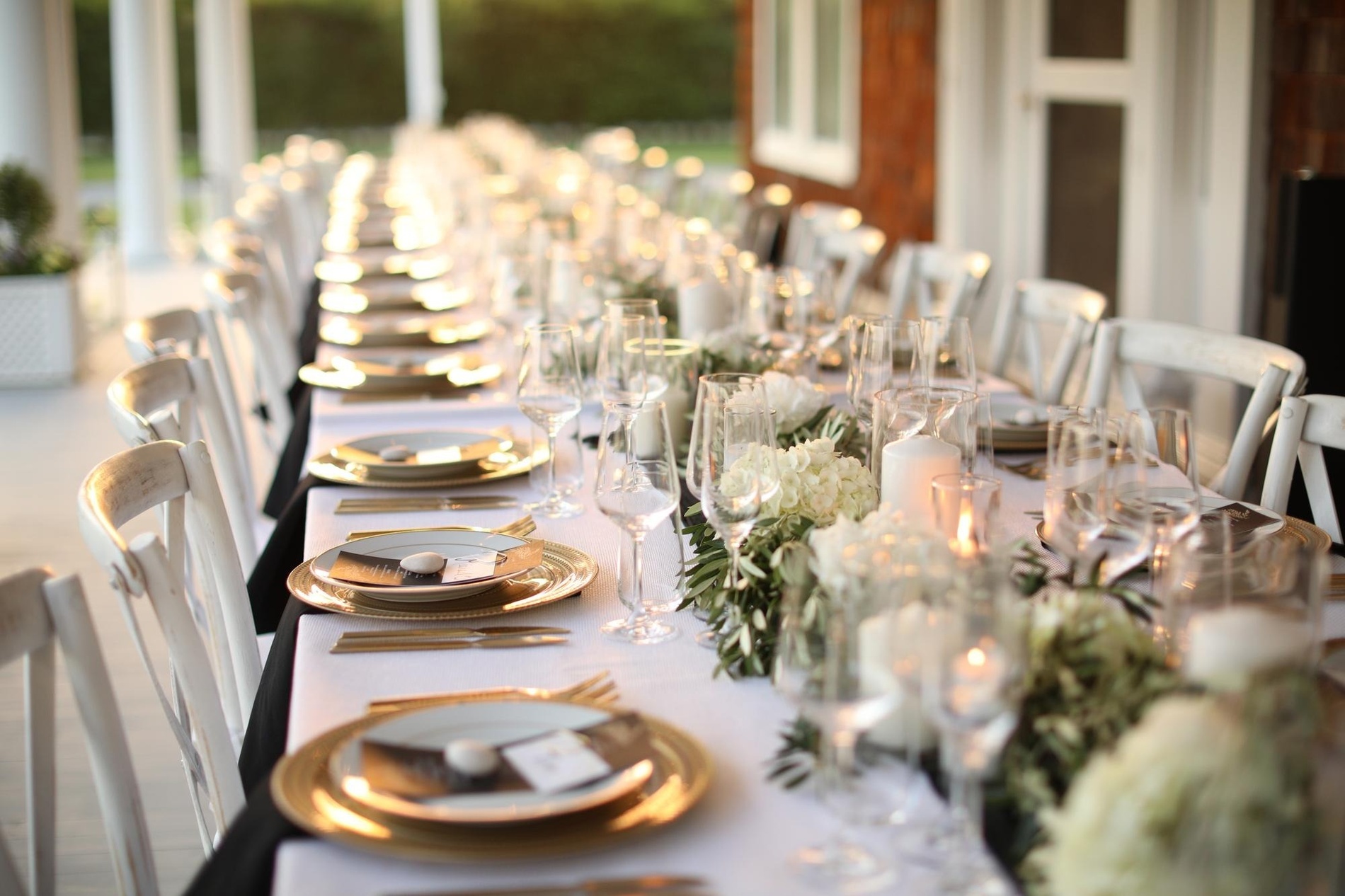 una habitación con mesas y sillas y una televisión que muestra un partido de fútbol