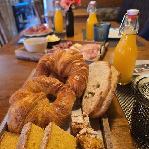 Desayuno delicioso en SNO: Pazo de Adrán: cruasanes, pan, bollería y zumo de naranja.