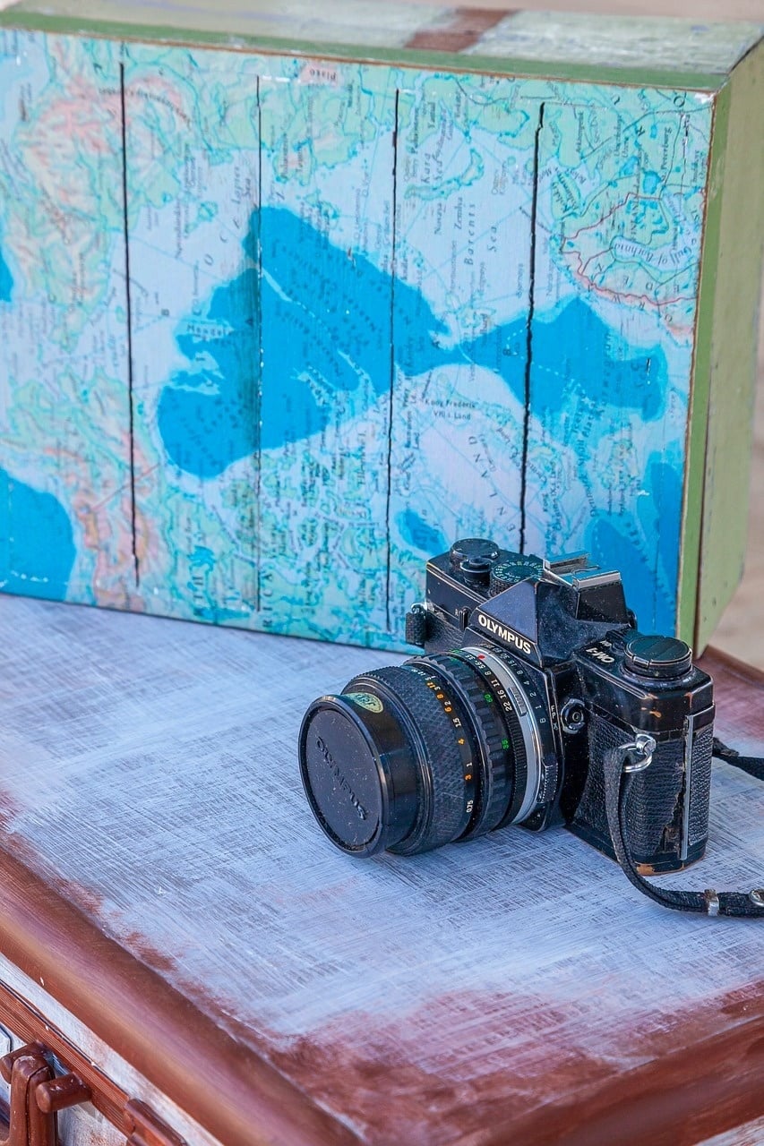 un joven está tomando una foto con una cámara .