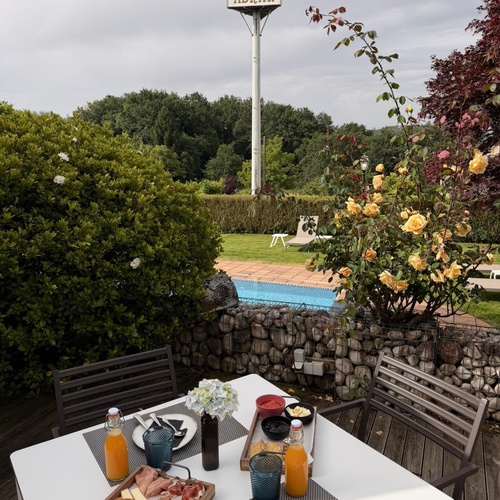 Desayuno al aire libre en SNO: Pazo de Adrán con piscina y jardín