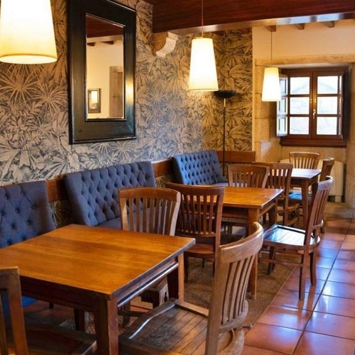 una habitación llena de mesas y sillas de madera