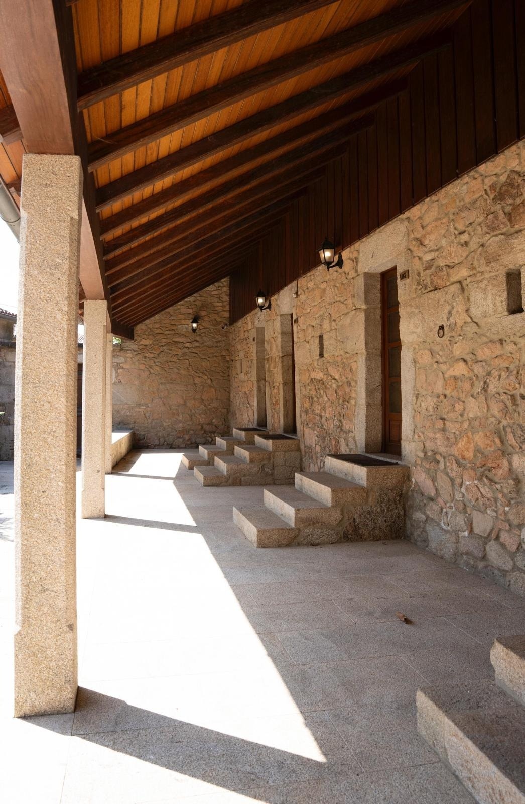 un edificio de piedra con escaleras y un techo de madera